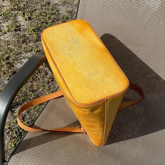 ⭐️SALE⭐️Louis Vuitton, Vernies, Houston, Elegant Yellow Leather Tote Bag - Picture 4 of 14